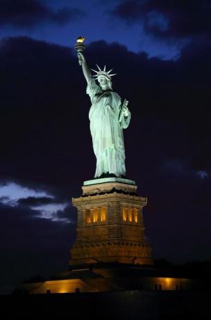 plan lumineux de la statue de la liberté au crépuscule
