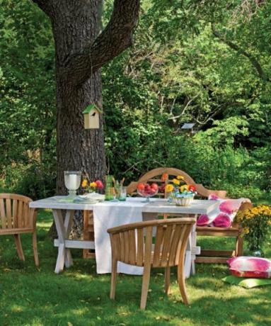 table de pique-nique avec chaises en bois et coussins