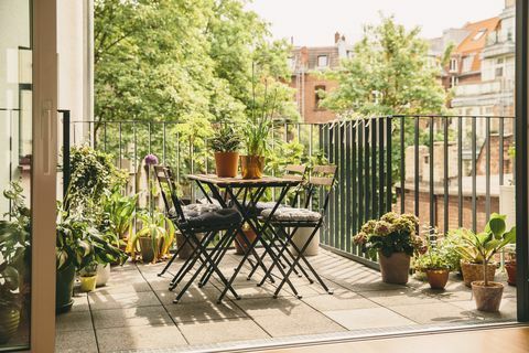 chaises et table de bistrot sur balcon avec vue dans la cour