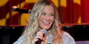 leann rimes parle sur scène lors d'une soirée avec leann rimes au grammy museum le 31 mai 2022 à los angeles, californie photo de rebecca sappgetty images pour l'académie d'enregistrement