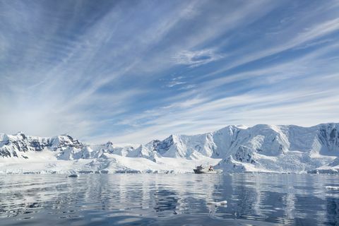 un navire de recherche polaire dans l'Antarctique