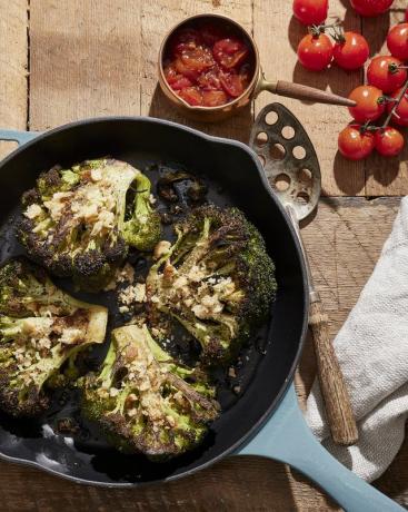 steaks de brocoli avec confiture de tomates épicée