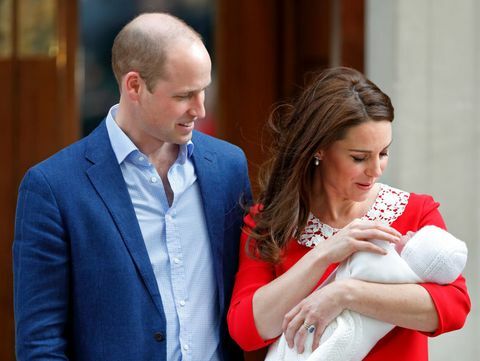 William et Kate ont présenté le prince Louis au monde en dehors de l'aile Lindo