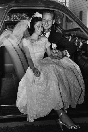 un couple de jeunes mariés arrive à la maison en voiture pour commencer sa nouvelle vie, vers 1960 photo de George Marksretrofilegetty images