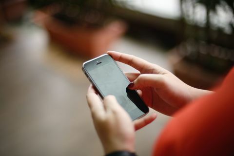 femme textos sur téléphone portable, gros plan