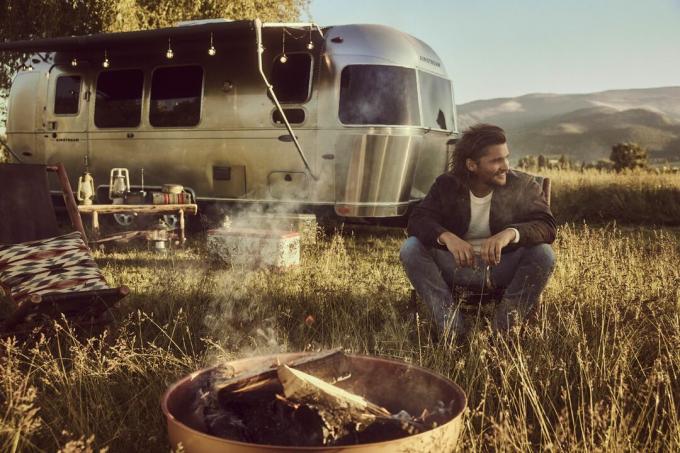 Luke Grimes devant le camping-car Airstream