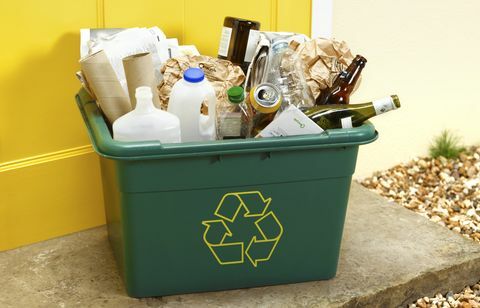 Déchets à recycler sur le pas de la porte pour la collecte