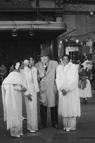 Willard Scott interviewe le casting des dreamgirls de Broadway au défilé de Thanksgiving de 1982 de Macy